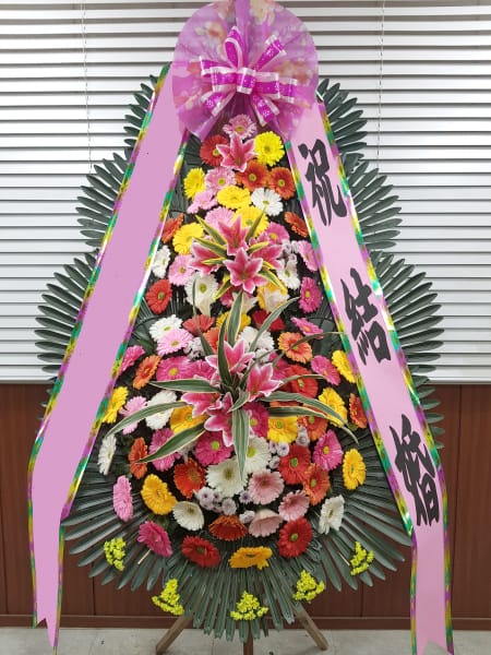 수원 노블레스웨딩 컨벤션 팬클럽 회원들이 뜻을 모아 선물한 화사한 3단화환